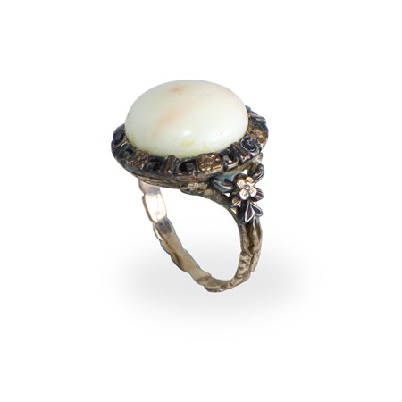 Anello in oro a basso titolo con corallo bianco