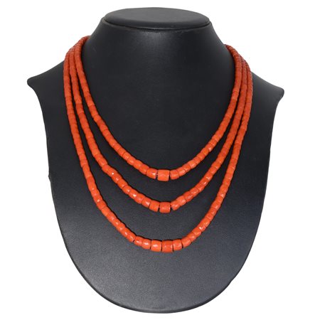 Collana a tre fili in corallo rosso Sardegna sfaccettato prima scelta con chiusura in oro 750