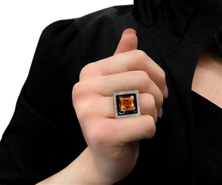 Anello in oro giallo e bianco 18 kt , con topazio citrino centrale su onice con ghiera di brillanti