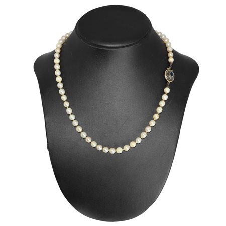 Collana in perle con susta gioiello in oro giallo 750