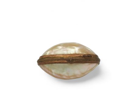 Scatolina portapillole in madreperla e metallo dorato cm 42x22