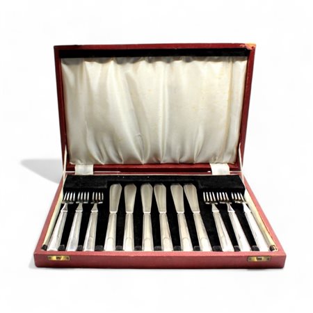 Astuccio con sei forchette e sei coltelli da dolce in metallo argentato...