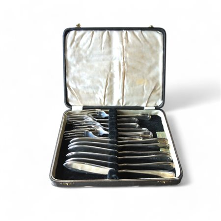 Astuccio con sei forchette e sei coltelli da pesce in metallo argentato...