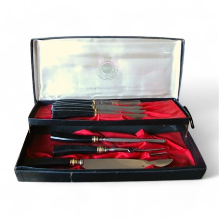 Astuccio con sei coltelli da carne, forchettone e trinciante in acciaio con...