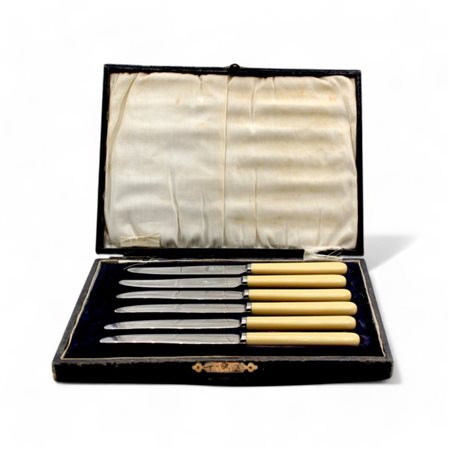 Astuccio con sei coltelli da dolce in metallo argentato con manico in...