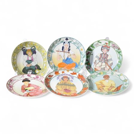 Serie completa di tredici piatti in porcellana policroma, Manifattura Royal...