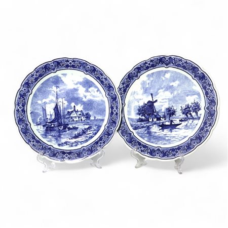 Coppia di piatti in ceramica bianco-blu, Royal Sphinx Maastricht Delfts sec....