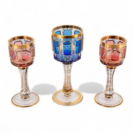 Tre calici in cristallo molato XX secolo realizzati nei toni del blu e rosso,...