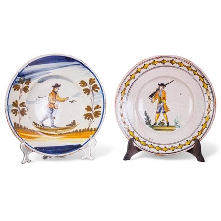 Due piatti in maiolica policroma realizzati in stile Settecentesco, dipinti...