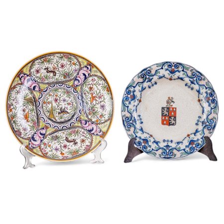 Due piatti in maiolica policroma realizzati in stile antico diametro cm 30