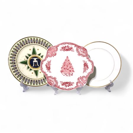 Lotto di 3 piatti in porcellana e terraglia di diversa foggia e misura, di...