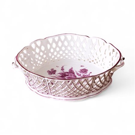 Cestino in porcellana bianca XX secolo realizzato a bordo traforato, decorato...