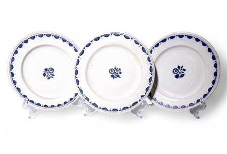 Dieci piatti in maiolica XIX secolo dipinti a motivi fitomorfi nei toni del...