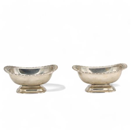 Coppia di saliere a navicella in metallo argentato Inghilterra, XX secolo
