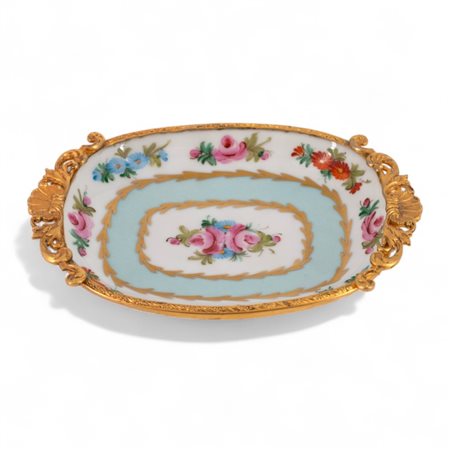 Vassoio in porcellana, Limoges decorato a motivi floreali, con montatura in...