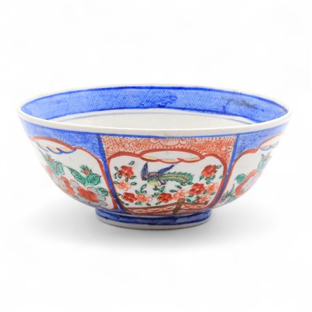 Ciotola in maiolica policroma Giappone, inizio del XX secolo decorata a fiori...