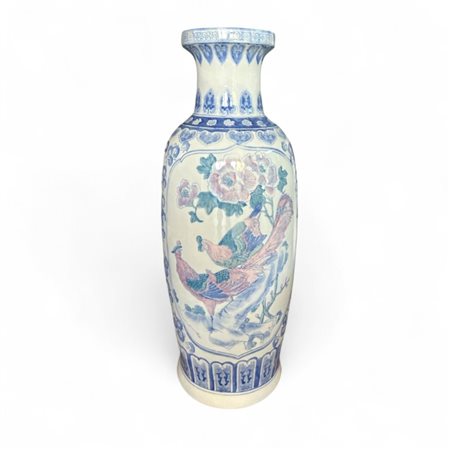 Vaso a balaustro in porcellana policroma Cina, XX secolo