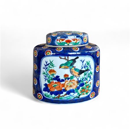 Scatola da te in porcellana policroma Giappone, XX secolo Altezza cm 21