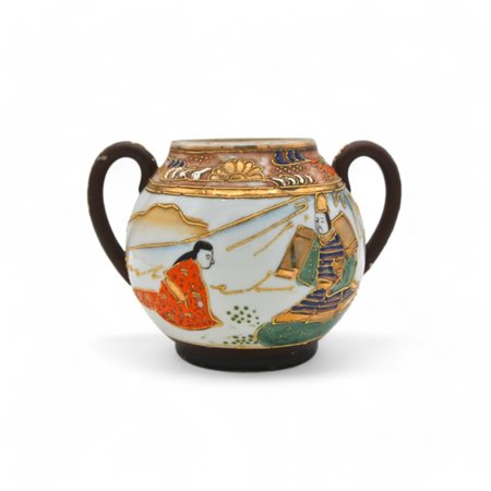 Zuccheriera in porcellana policroma Giappone, XX secolo priva del coperchio
