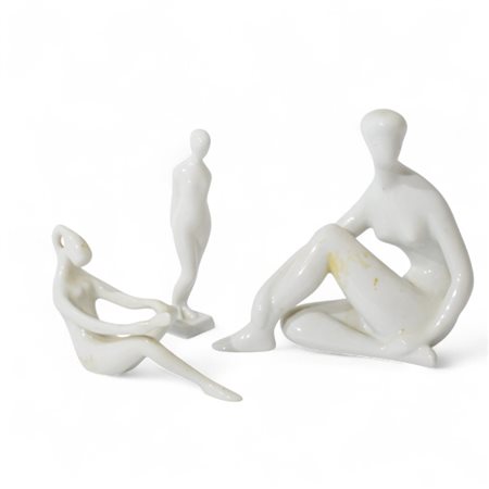 Tre statuette di fanciulle stilizzate in porcellana bianca, Manifattura Royal...