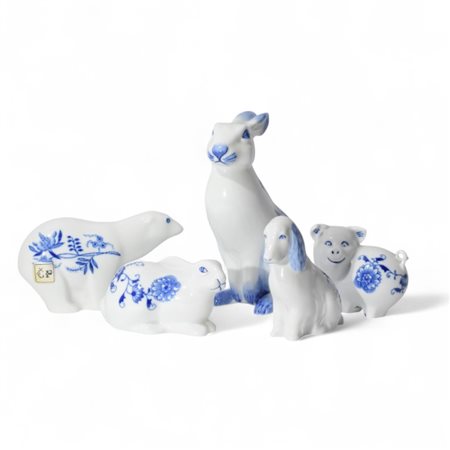 Cinque statuette di animali in porcellana bianco blu, Manifattura Royal Dux...