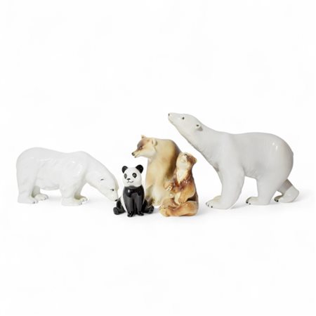 Quattro grandi statuette in porcellana, Manifattura Royal Dux Cecoslovacchia...