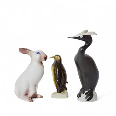 Tre grandi statuette in porcellana, Manifattura Royal Dux Cecoslovacchia...