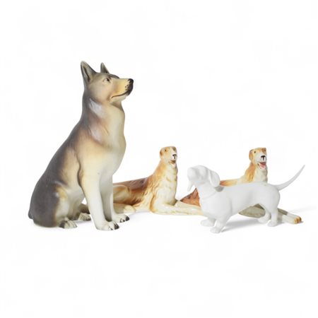 Quattro statuette in porcellana, Manifattura Royal Dux Cecoslovacchia...