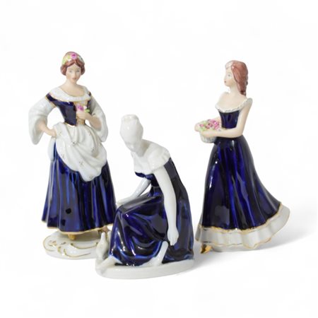 Tre statuette di fanciulle in abiti del Settecento in porcellana policroma,...