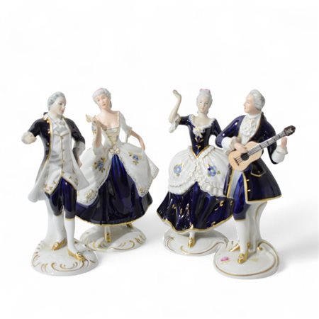 Quattro grandi statuette di danzatori in abiti del Settecento in porcellana...
