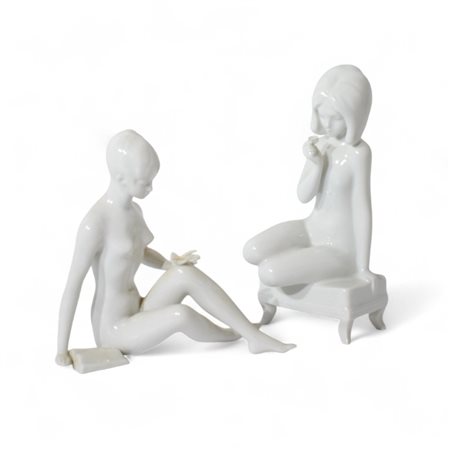 Due statuette di fanciulle in porcellana bianca, Manifattura Royal Dux...