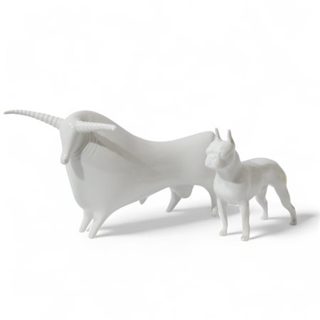 Toro stilizzato e bulldog in porcellana bianca, Manifattura Royal Dux...