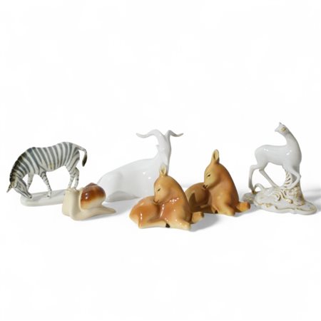 Sette statuette di animali in porcellana policroma, Manifattura Royal Dux...