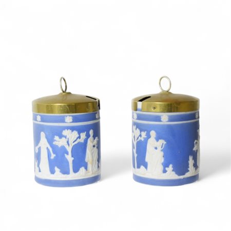 Coppia di zuccheriere in bisquit in stile Wedgwood A fondo azzurro con scene...