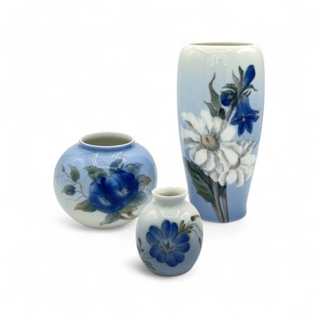 Set di tre porcellane di Royal Copenhagen Danimarca, XX secolo Altezza cm 17,...