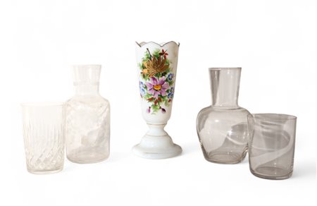 Due bottiglie da notte in vetro molato complete di bicchiere ed un vaso in...