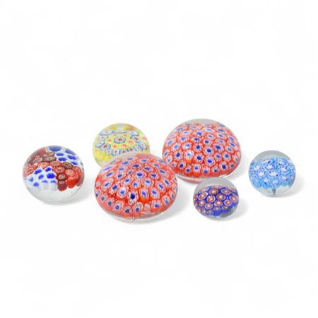 Sei pressepapiers in vetro di Murano millefiori D massimo cm 8