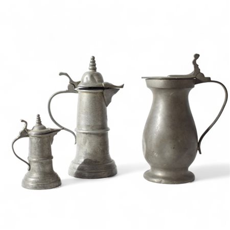 Due bricchi ed una brocca con coperchio in peltro H cm 24, cm 23 e cm 14