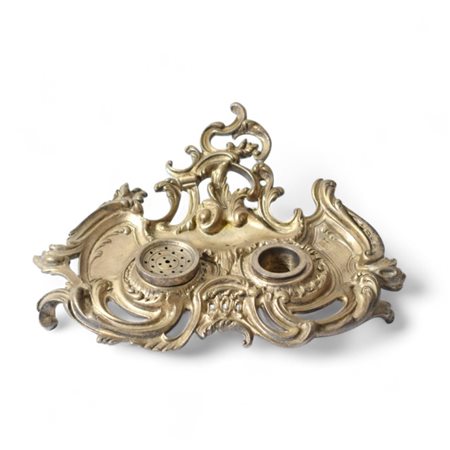 Calamaio da tavolo di gusto rocaille in metallo argentato Inizi del XX secolo...