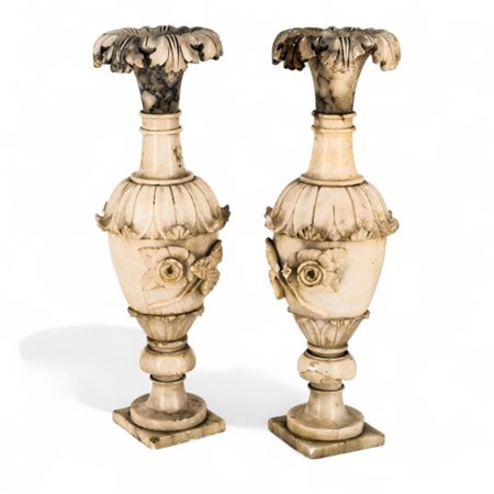 Coppia di vasi in alabastro XIX secolo altezza cm 48 alcuni difetti