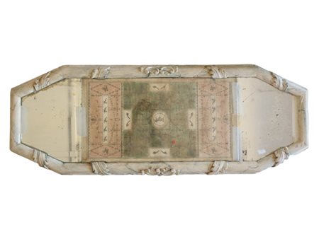 Grande centrotavola in legno intagliato e laccato avorio a finto marmo in...