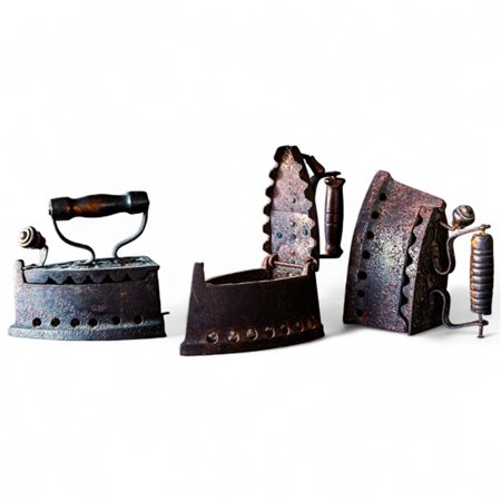 Tre ferri da stiro a carbone in ferro