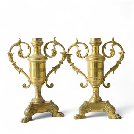 Coppia perettoni in bronzo XIX secolo Modellati a vaso biansato, con base...