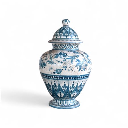 Potiche in maiolica bianca e blu Giotto Giannoni Reca marchio sotto la base...