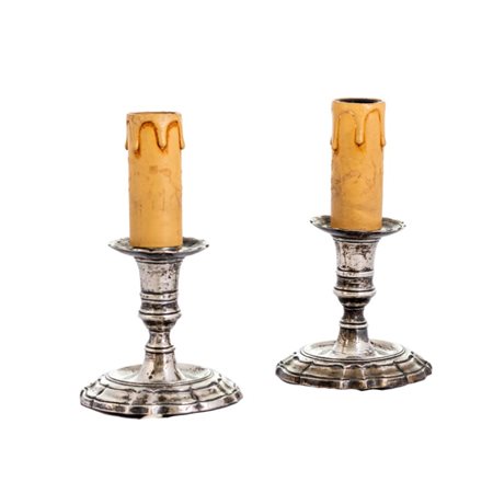 Coppia di candelieri in metallo argentato realizzata in stile settecentesco,...