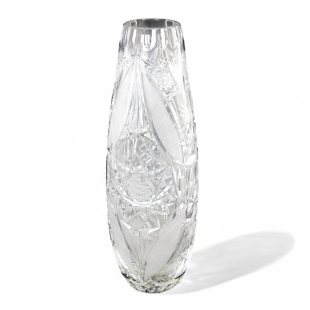 Vaso porta fiori Realizzato in cristallo intagliato a motivi floreali Altezza...