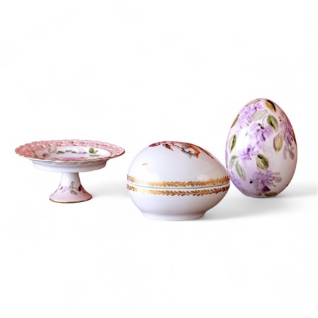 Lotto di curiosità in porcellana composto da due uova e una piccola alzata...
