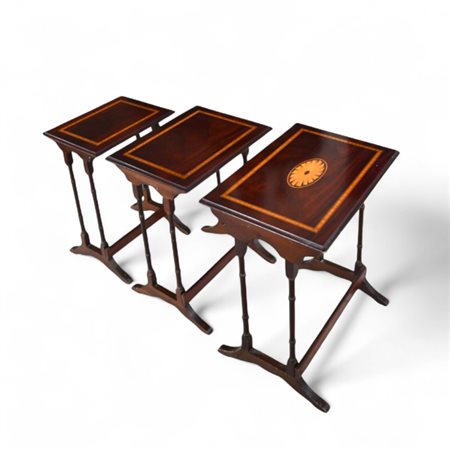 Nido di tre tavolini in mogano intarsiato Inghilterra, Inizi del XX secolo cm...