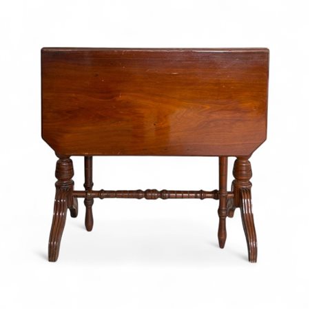 Tavolino a bandelle in mogano biondo Inghilterra, XX secolo piano...