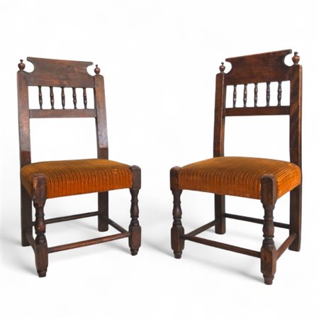 Due sedie da balia in stile Seicento in legno tinto a noce spalliera...